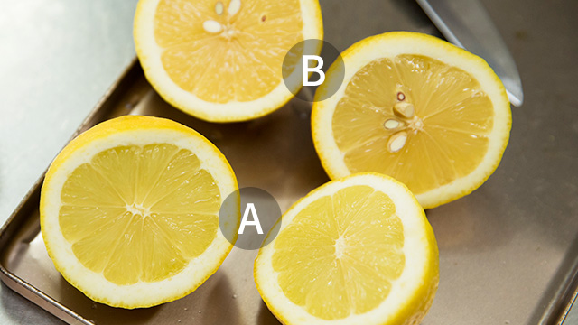 下段がAのレモン、上段がBのレモンを切ったもの。Bのレモンの方が、果汁の色が濃いことがわかります。