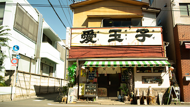 歩き疲れたら、レモンシロップ入りの「愛玉子」を