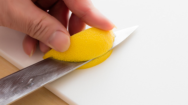 小さい舟形のレモンが切り取られます