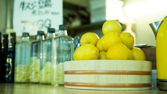 レモンの消費量は、毎日キロ単位。レモンの山は飾りではなく、その日その日の材料なのです。