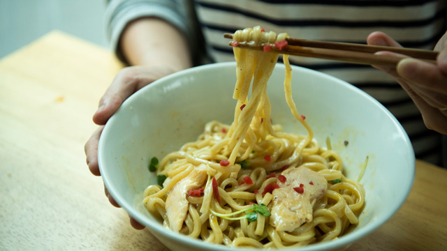 自家製鶏ハム、生卵、ビネガー漬けの青唐辛子につけ麺用の中華麺。そこにへべすの果汁がたっぷりとかかったまぜそば