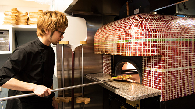 生地から選べる！石窯で焼き上げるピザ