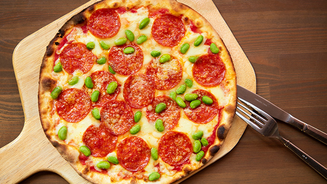 枝豆とサラミのトマトソースピザ