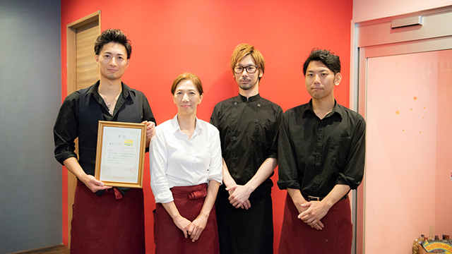 バーテンダーの中山 大夢さん(三男)ホール・ドルチェ担当の恵美子さん(母)店長の夢雅さん(次男)ホール担当の夢路さん(長男)