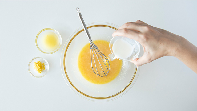 牛乳、レモン汁、レモンの皮を順番に入れて、都度混ぜる。
