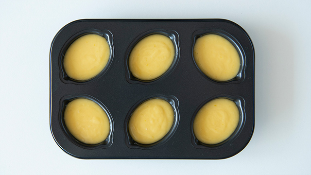 レモンケーキの型に流し込み、170℃のオーブンで15～20分焼く。