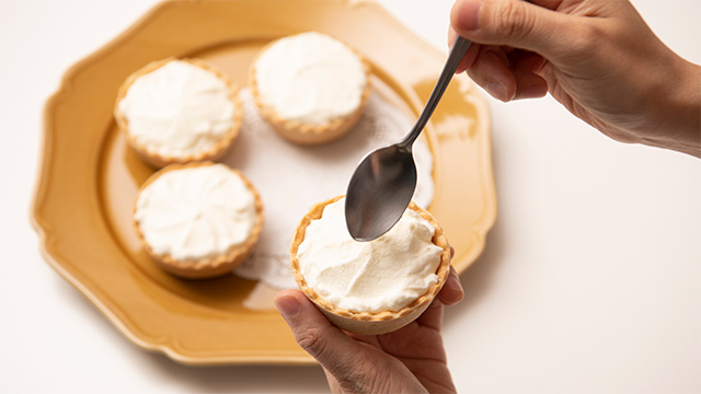 食べるときに、ホイップクリームを塗るとふわふわの食感と、なめらかなクリームチーズの生地との違いを楽しめます。