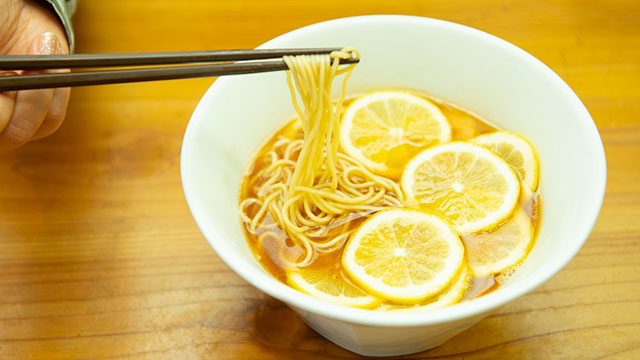 つるりとした舌触りの細麺。レモンは入れ続けておくと苦味がでるので、好きなタイミングで取り上げます。