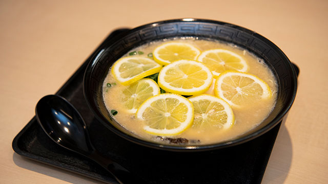 レモンそば（880円）。スープはおすすめのこってりをチョイス。