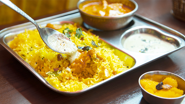 白いソースも南インドの料理には欠かせない「ココナッツ・チャトニ」と言われるソースです。こちらも混ぜてみましょう。