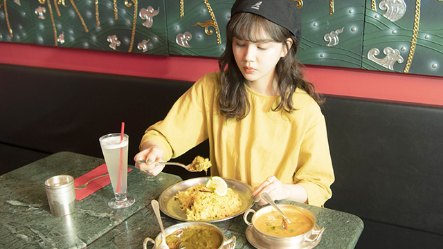 「このレモンライスは食べ応えがあって、これだけでメインとしてもいただけますが、もちろんカレーと合わせても。濃い味わいが加わっても、レモンの風味は消えることなく、引き立つから不思議!」