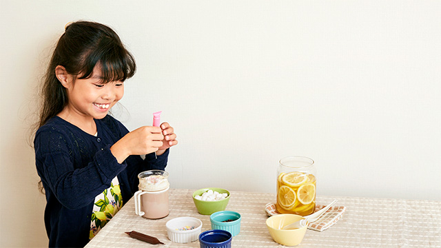 撮影当日は眞島さんのお子さんが夢中になって、かわいいチョコレートドリンクを作ってくれました!