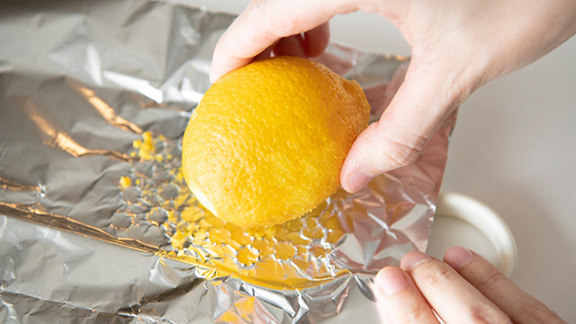 レモンの皮をおろし金ですりおろす。