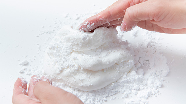 トロトロの状態から元のマシュマロのような手につきにくい状態になるまで粉糖を混ぜ込んでいく