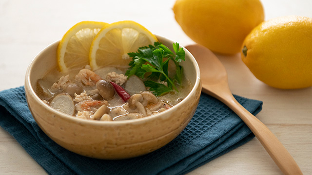 カラダぽかぽか、ほんのり酸味が優しいエスニック風「鶏ひき肉ときのこの生姜ミルクスープ」