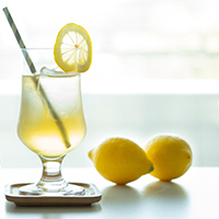 お酒の見た目をランクアップ レモンカッティング技 Withレモン
