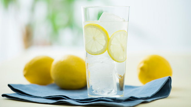 ◇目覚めの一杯はお水＋レモンで気分シャキッと！