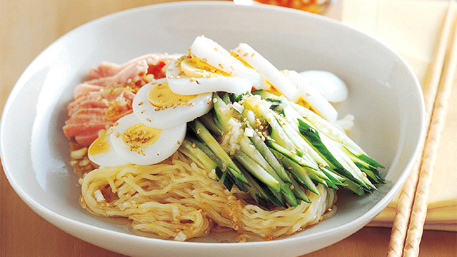 レモン風味で夏の暑さ対策に！つるっと食べられる冷たい麺レシピ