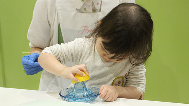 小さな子たちも腕まくりして、全身の力をこめてレモンをしぼります