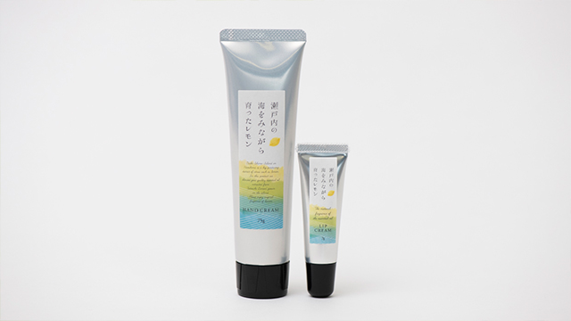 左【瀬戸内の海をみながら育ったレモン ハンドクリーム 75g】1,404円 右【瀬戸内の海をみながら育ったレモン リップクリーム 7g】1,058円ともにデイリーアロマジャパン
