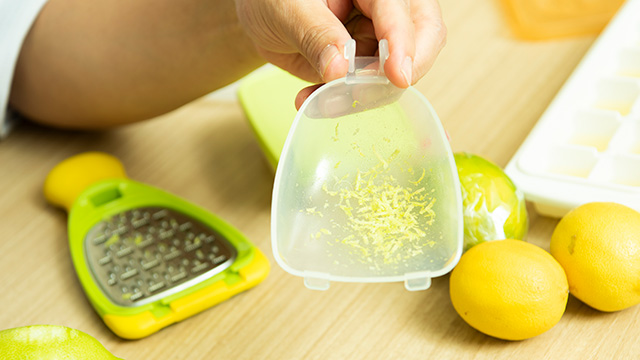 冷凍レモンはどうやって使うの？ おろし器で凍ったまま、レモンの断面をすりおろすんです。皮もいっしょに。