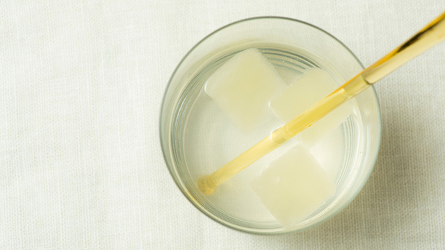 レモン氷を、水やソーダ、紅茶などに入れると、レモンドリンクが手軽に作れます。
