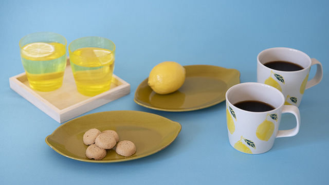 左：【solito glass（brilliant yellow）】￥3,024／fresco 中央：【檸檬皿】￥2,592／やきもの工房　京千 右：【フレッシュアート マグカップ（レモン）】￥2,484／菊祥陶器／工房祥sho～