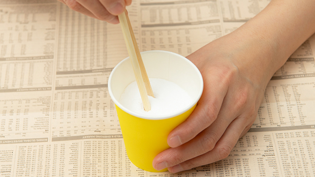 1.紙コップに重曹100g、クエン酸20gを入れて箸でよく混ぜる。