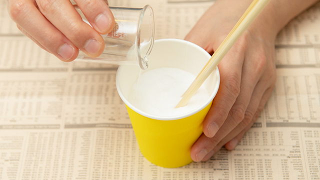 2.無水エタノール5mlを入れて、全体がしっとりするまで混ぜる。