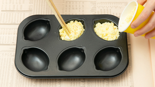 7.容器に詰める。ふちまでいっぱいに入れる。