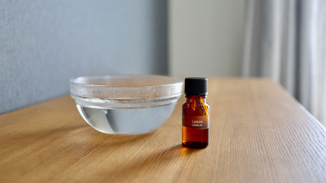 素早く香りを広げたいときは、お湯を入れたマグカップやガラスボウルに精油を1〜3滴垂らす方法がおすすめ。
