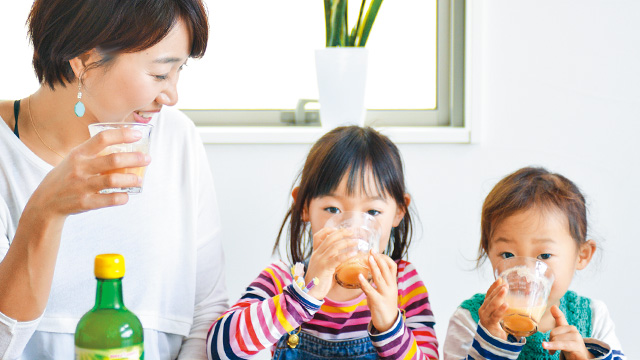 子どもたちと飲む朝の1杯は、レモン果汁入りのミックスジュース