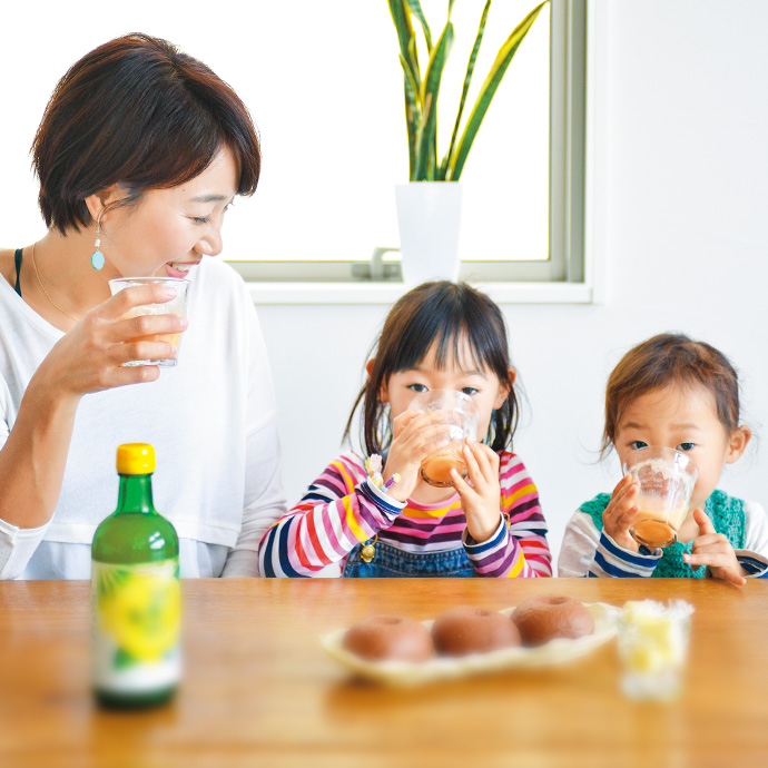 子どもたちと飲む朝の1杯は、レモン果汁入りのミックスジュース