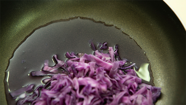 3. 紫キャベツがしんなりし、水の色が変わったら（写真を参照）、紫の水分をフライパンに残してキャベツだけを取り出す。水に粉末こんぶ茶と塩を入れる。
