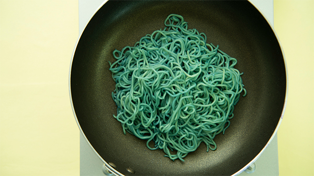 5. 麺が鮮やかな緑色になったら完成!