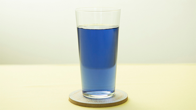 2. 水色が青くなったらグラスに注ぎます。