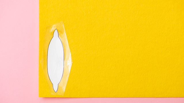 1．型紙をプリントアウトして線に沿って切り、セロハンテープで黄色のフェルトに留める。