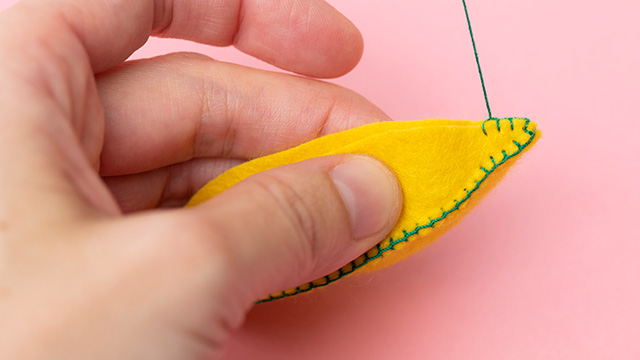 10．本体パーツの3枚目を重ね、続けてパーツの端まで縫っていく。